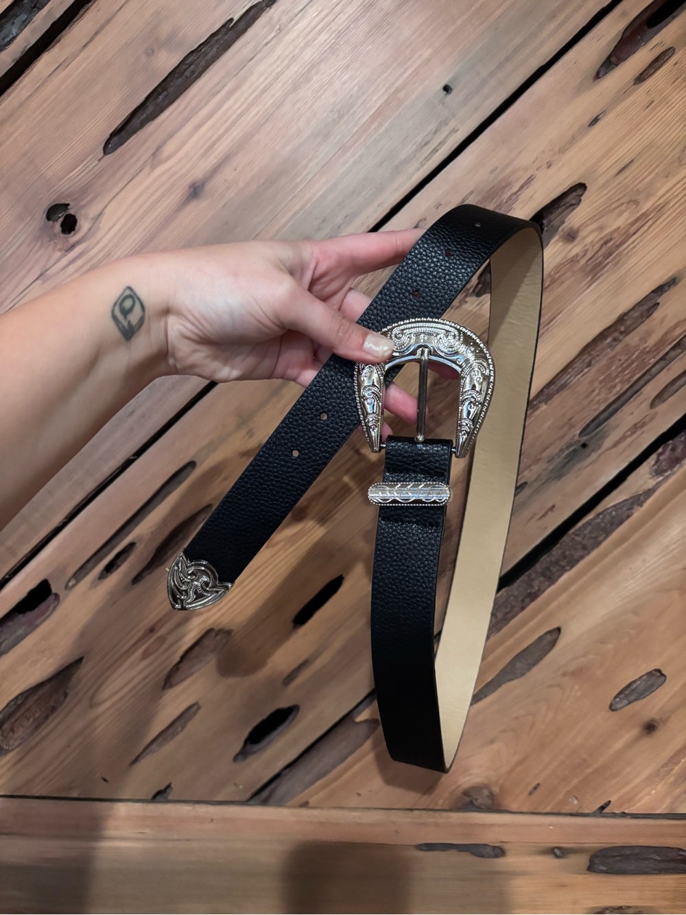 Source Unknown Black Leather Belt with Detailed Silver Western Buckle 26”-34”